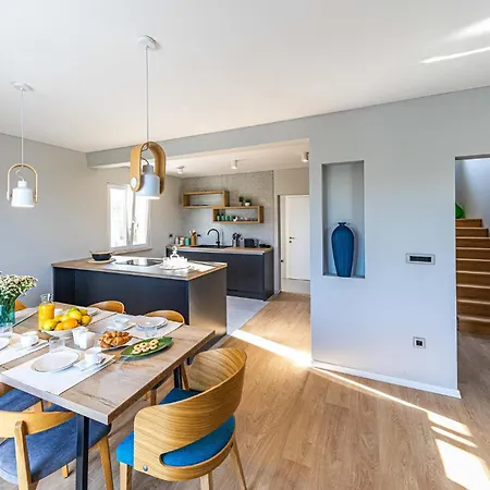 別荘 4 Bedroom Beautiful In Kaštel Štafilić