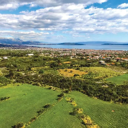 Сasa de vacaciones 4 Bedroom Beautiful In Kaštel Štafilić